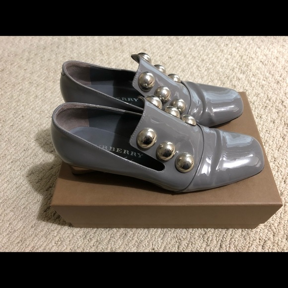 BURBERRYGrey Ambridge Stud Detail Patent Leather Pumps - Picture 3 of 10